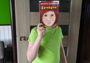 Praca Wiktorii Filipczak: Zdjęcie przedstawia dziewczynę w zielonym podkoszulku, a twarz pochodzi z książki Małgorzaty Musierowicz pt. „Sprężyna”.